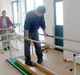 大部分偏瘫患者瘫痪侧的肢体会出现肌肉痉挛,适当的康复训练可以是